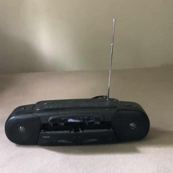 RCA radio and tape player - Picture 2 of 6